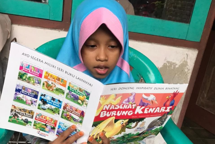Seluruh siswa SD Juara Rumah Zakat memperingati Hari Buku dengan membaca buku dan berkisah di depan anggota keluarga.
