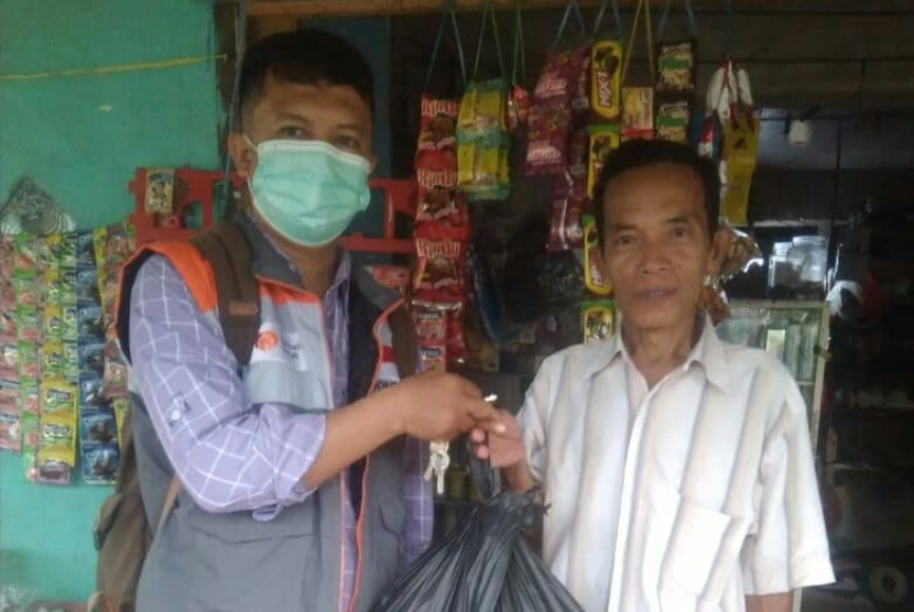  Rumah Zakat kembali menjalin silaturahim dan membagikan lima paket sembako bagi warga terdampak virus corona (Covid-19) di Kelurahan Danau Sipin, Kecamatan Legok, Jambi, Senin (24/5). 