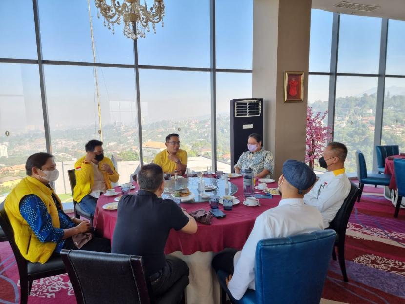 Gubernur Jabar Ridwan Kamil bertemu dengan Ketua Umum Partai Golkar Airlangga Hartarto, Sabtu (5/6) di Hotel Intercontinental, Bandung.
