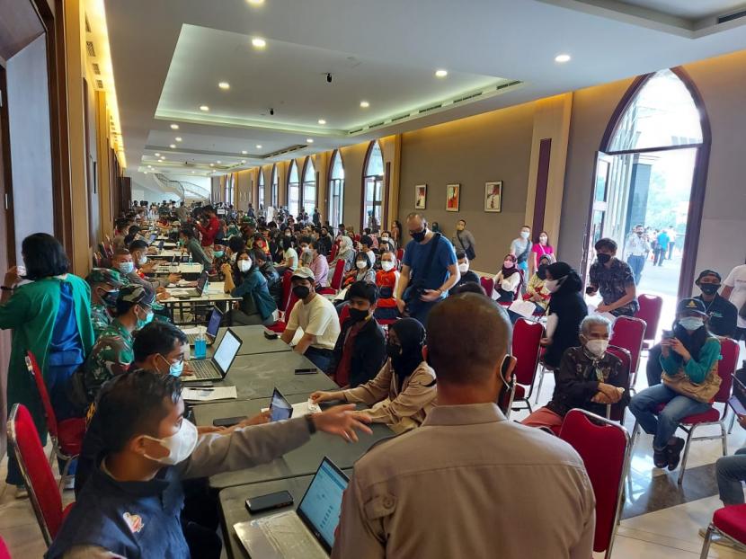 Warga Kota Bandung dan sekitarnya mengikuti vaksinasi yang diselenggarakan TNI Polri di Sudirman Grand Ballroom, Kota Bandung, Kamis (10/6). 