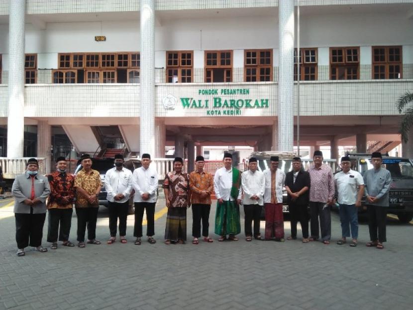  Sekretaris Komisi Penelitian dan Pengkajian MUI, KH Dr Ali M Abdillah, berpose dengan sejumlah pimpinan di Pesantren Wali Barokah LDII, Kediri, Jawa Timur