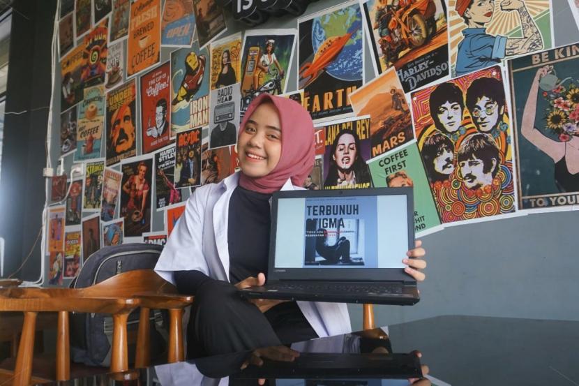 Mahasiswa Psikologi Universitas Muhammadiyah Malang (UMM), Shafira Firdausa Brilliani berhasil meraih juara tiga pada perlombaan nasional Promosi Video Kesehatan Mental.