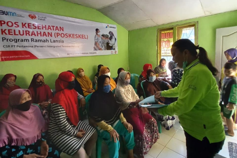 Pertamina bekerja sama dengan Rumah Zakat mengadakan program Ramah Lansia di Poskeskel Panjang Utara, Jumat (11/6). 