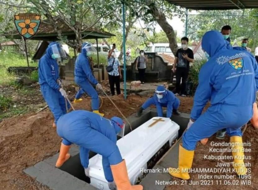 MCCC Muhammadiyah memberikan layanan pemusaraan jenazah non-Muslim, salah satunya terjadi di Kudus, Jawa Tengah