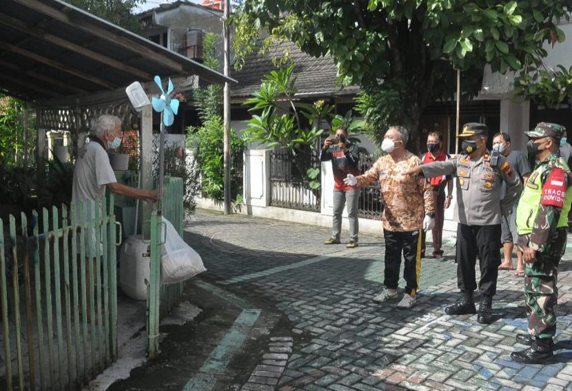 Seorang warga penyintas Covid-19 yang menjalani isolasi mandiri (isoman)  di rumahnya menerima bantuan paket vitamin dan bahan kebutuhan pokok, di rumahnya yang berada di lingkungan Kelurahan Pleburan, Semarang Selatan, Jumat (25/6).