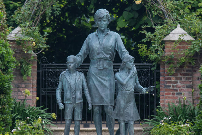 Patung Putri Diana di Sunken Garden, Kensington Palace, London, Inggris, diresmikan pada Kamis (1/7).