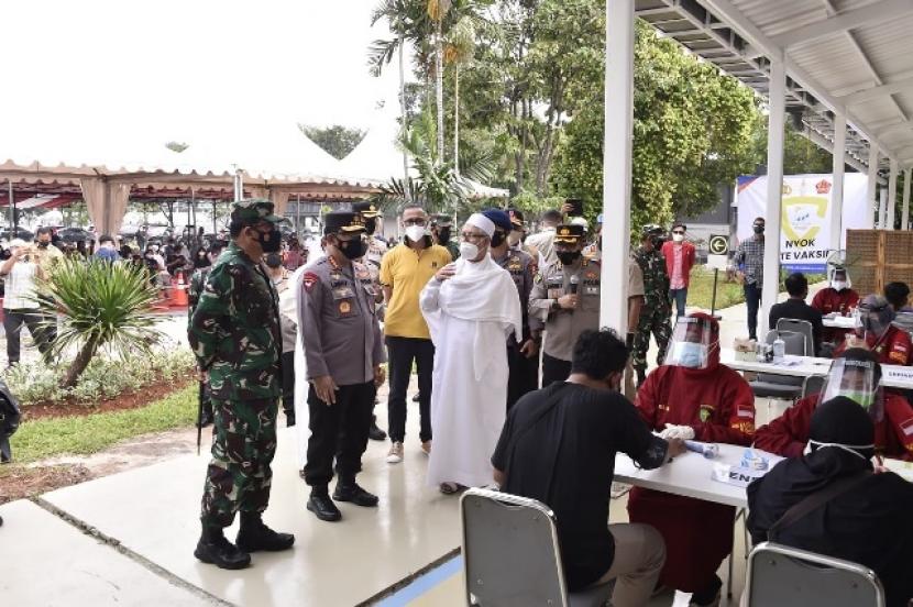 Kapolri, Jenderal Pol Listyo Sigit Prabowo, bersama Panglima TNI Marsekal TNI Hadi Tjahjanto berdialog dengan Ketua Umum Rabithah Alawiyah, Habib Smith, di sela-sela vaksinasi massal di Cibis Park, Jakarta Selatan, Selasa (6/7)