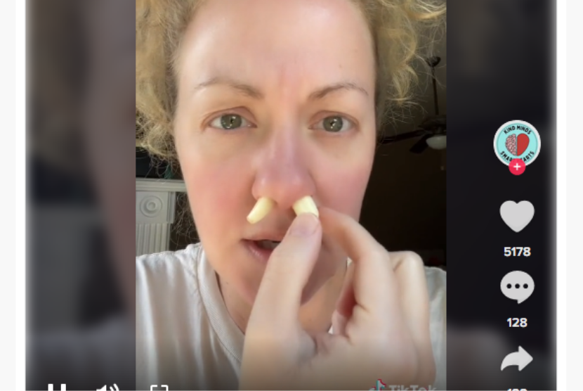 Pengguna TikTok, Jackie Santillan, mencoba trik yang viral untuk melegakan hidung tersumbat, yakni dengan menyumbat hidung dengan bawang putih.