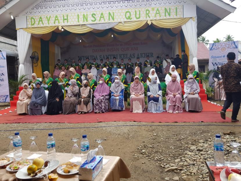 Pesantren Tahfidz Quran Dayah Insan Qur’ani (IQ) Aceh Besar menggelar Haflah Takhrij (wisuda) bagi 107 lulusan angkatan kelima dayah tahun pelajaran 2020/2021 dan sekaligus memberikan ijazah kepada 26 santri IQ yang telah berhasil menyelesaikan hafalan Al-Qur’an 30 Juz.  Wisuda digelar di Komplek Dayah Insan Qurani, Aneuk Batee, Aceh Besar, Rabu (7/7).