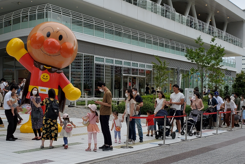 Pengunjung mengantre masuk Museum Anpanman di Yokohama, Jepang.