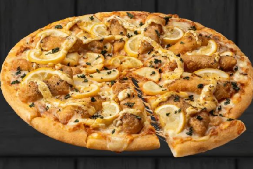 Menu baru Dominos Pizza Jepang memantik perdebatan warganet soal makanan Italia vs Inggris.