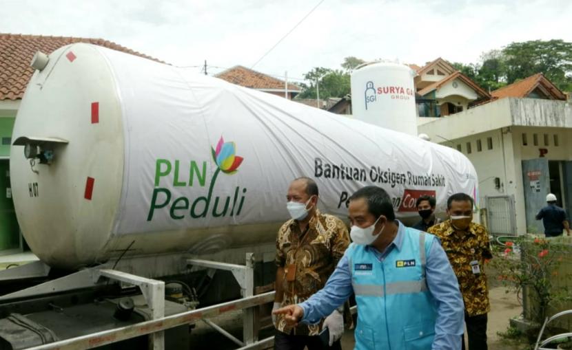   Penyaluran oksigeñ cair bantuan PLN (Persero) di RSUD Tugurejo, Kota Semarang., Rabu (14/7). PLN menyalurkan bantuan oksigen cair sebanyak 11,9 ton untuk empat rumah sakit rujukan Covid-19 yang ada di Provinsi  Jawa Tengah dan Provinsi DIY.