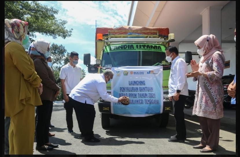 Gubernur Sulawesi Tenggara (Sultra) Ali Mazi melepas bantuan beras bagi masyarakat di daerah ini sebagai bagian dari kebijakan Pemberlakuan Pembatasan Kegiatan Masyarakat (PPKM) Mikro, Ahad (18/7). 