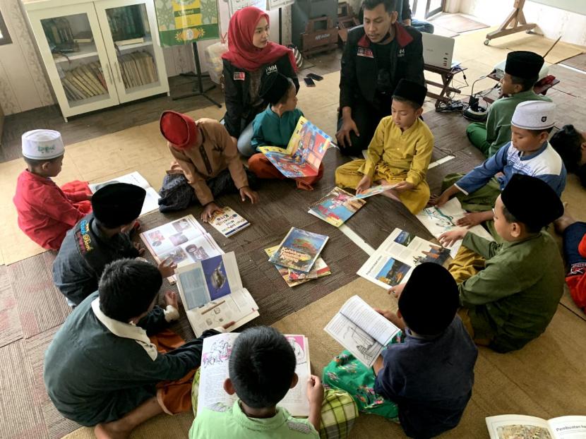 Mahasiswa kegiatan Pemberdayaan Masyarakat oleh Mahasiswa (PMM) dari Universitas Muhammadiyah Malang (UMM) melakukan sosialisasi tentang pentingnya kegiatan literasi sejak dini di Pondok Nurul Ittihad, Kedungkandang, Kota Malang.