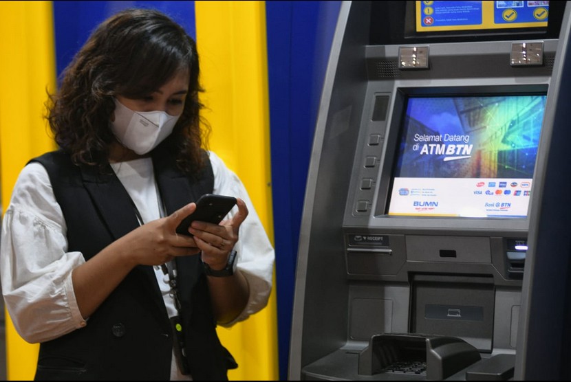  JAKARTA -- Seorang nasabah PT Bank Tabungan Negara (Persero) Tbk. sedang mengakses layanan mobile banking Bank BTN di Jakarta, Senin (19/7). 