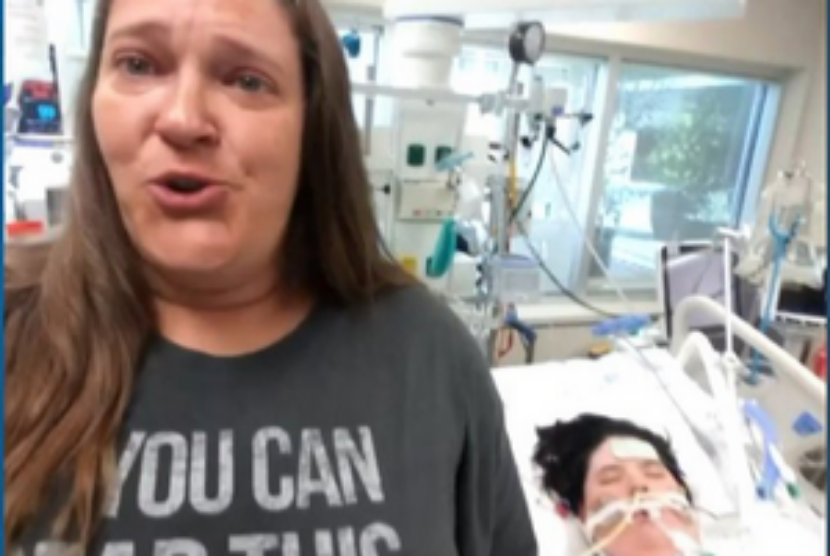 Angela Morris, ibu asal Arkansas, Amerika Serikat, mendampingi putrinya yang terkena Covid-19 gejala parah di rumah sakit.