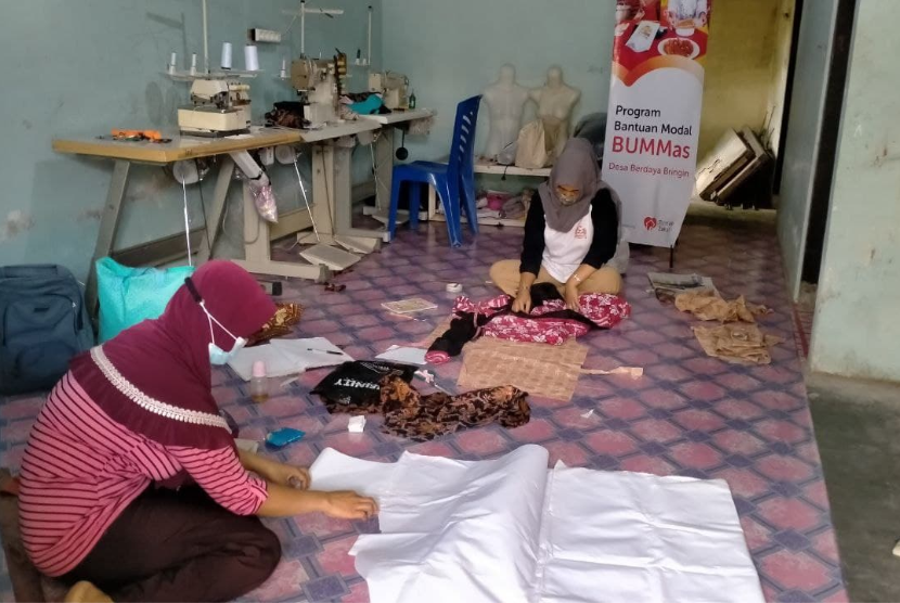 Kelompok ibu-ibu di Desa Bringin yang selama ini memproduksi baju, masker, mukena, seprei dan lainnya. Di masa PPKM ini, mereka tetap bekerja di BUMMas Bringin Sejahtera dengan tetap menerapkan protokol kesehatan.