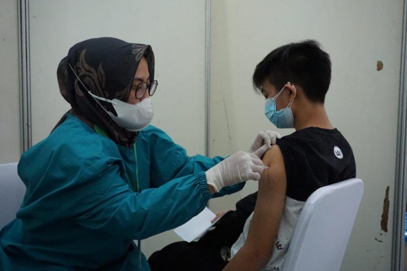 Pelaksanaan vaksinasi di Gedung Pendopo Garut. Pemerintah Kabupaten Garut, Jawa Barat, terus mempercepat pelaksanaan vaksinasi ke berbagai kalangan masyarakat umum dan daerah pelosok agar lebih banyak orang divaksin COVID-19 sehingga terwujud kekebalan kelompok.