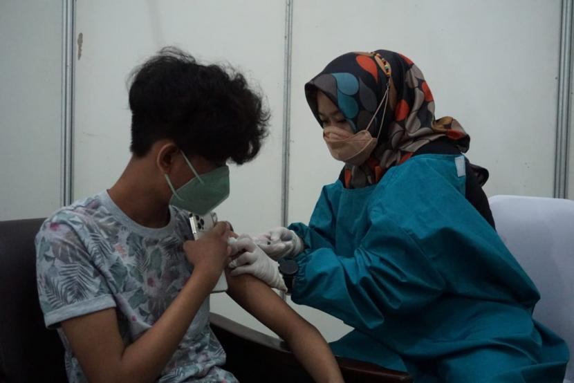 Pelaksanaan vaksinasi di Gedung Pendopo Garut, Ahad (25/7).