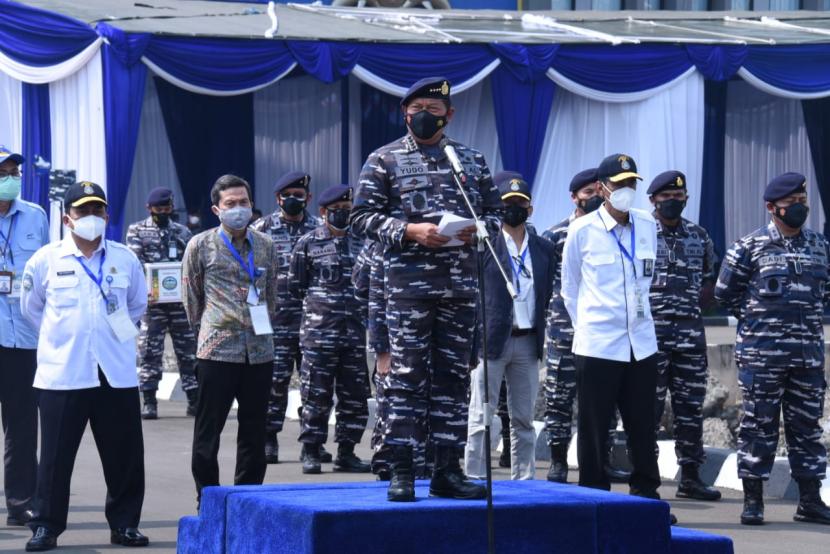 Kepala Staf TNI Angkatan Laut, Laksamana Yudo Margono, saat melepas keberangkatan Ekspedisi Jala Citra I Aurora TNI AL di Dermaga Pondok Dayung, Komando Armada I, Tanjung Priok, Jakarta Utara, Selasa (03/08).