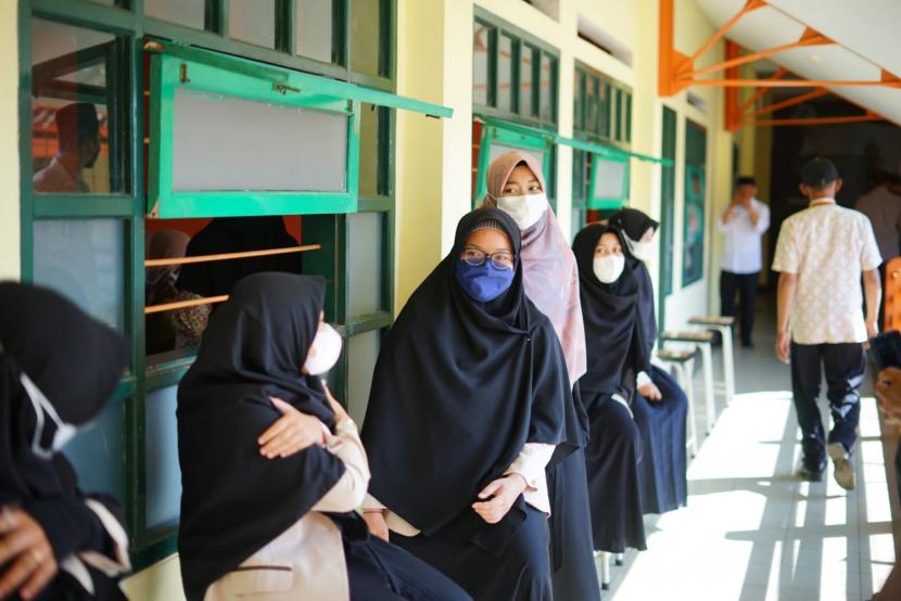 Siswa berusia 12-17 tahun melaksanakan vaksinasi di Al Mashduqi Boarding School, Kecamatan Tarogong Kaler, Kabupaten Garut (ilustrasi)