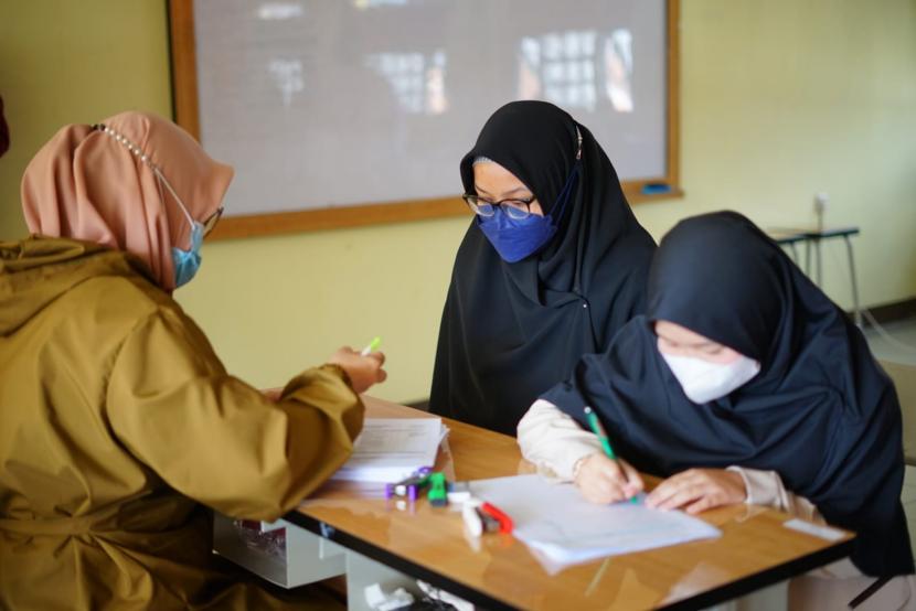 Garut Kebut Vaksinasi di Daerah Terpencil. Siswa berusia 12-17 tahun melaksanakan vaksinasi di Al Mashduqi Boarding School, Kecamatan Tarogong Kaler, Kabupaten Garut, Rabu (4/8). 