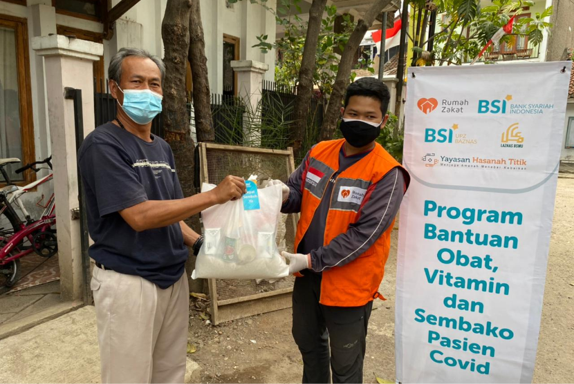  Rumah Zakat bersama Bank Syariah Indonesia (BSI) menyalurkan sembako yang sedang melaksanakan isoman di Perum Griya Utama Rancaekek, Selasa (3/8). 
