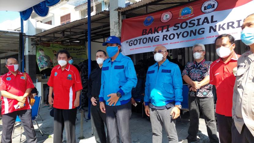 Deputi Bidang Pemberantasan BNN,  Arman Depari, dalam bakti sosial pembagian 10.000 paket sembako bagi warga terdampak Covid-19 di Jakarta Timur, Bekasi dan Tangerang, Jumat (6/8). 