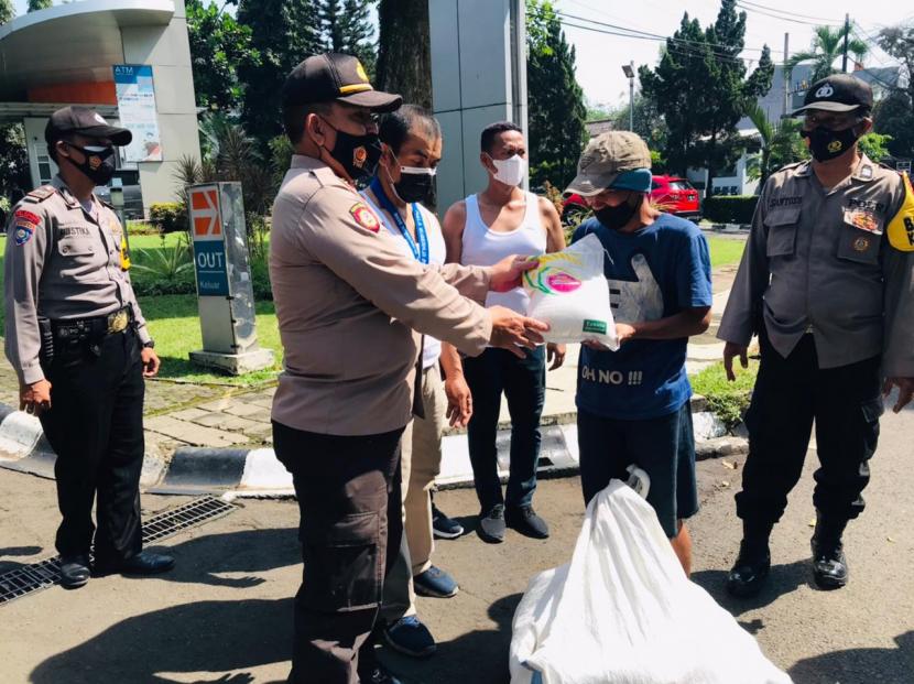 Polresta Bogor Kota bersama atlet di Bogor turun ke jalan membagikan sembako untuk warga terdampak Covid-19, Jumat (6/8).