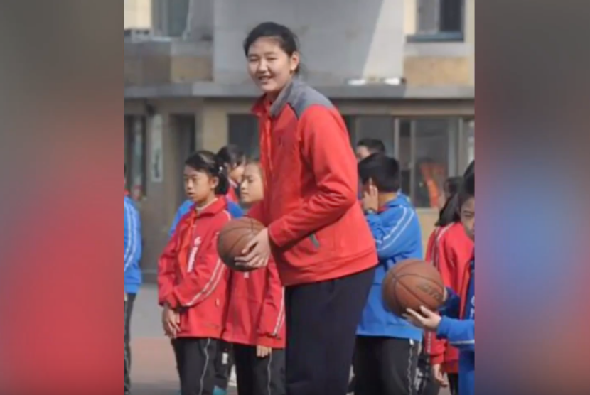 Zhang Ziyu, pebasket putri asal China yang tingginya sama dengan mantan pebasket profesional Yao Ming.