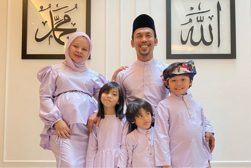 Penyanyi Malaysia Siti Sarah dan keluarganya. Siti yang tengah mengandung anak keempat meninggal akibat Covid-19 pada Senin (9/8). 