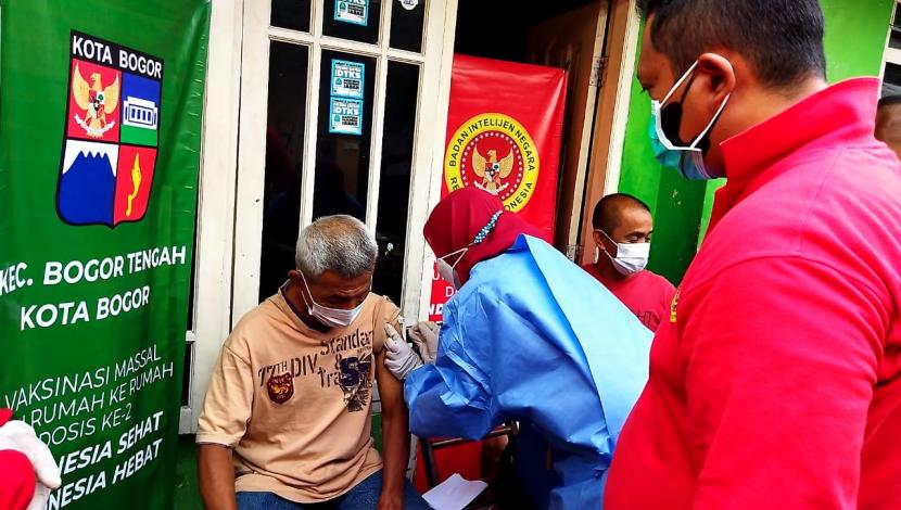 Badan Intelijen Negara (BIN) melanjutkan vaksinasi Covid-19 secara door to door di Jawa Barat (Jabar), Rabu (11/8). 