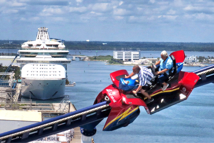 Penumpang menjajal Bolt, wahana roller coaster di atas kapal pesiar Carnival Cruise Line.