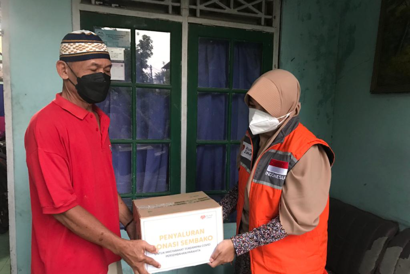 Relawan Rumah Zakat terus menyalurkan paket sembako dari Parahita kepada warga Surakarta  yang sedang terdampak PPKM dan isoman
