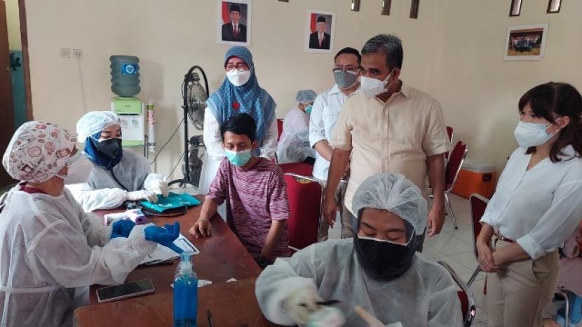 Vaksinasi Gerindra di Banten digelar di 22 titik yang berbeda. Foto: Sekjen Gerindra, Ahmad Muzani, meninjau Vaksinasi. 