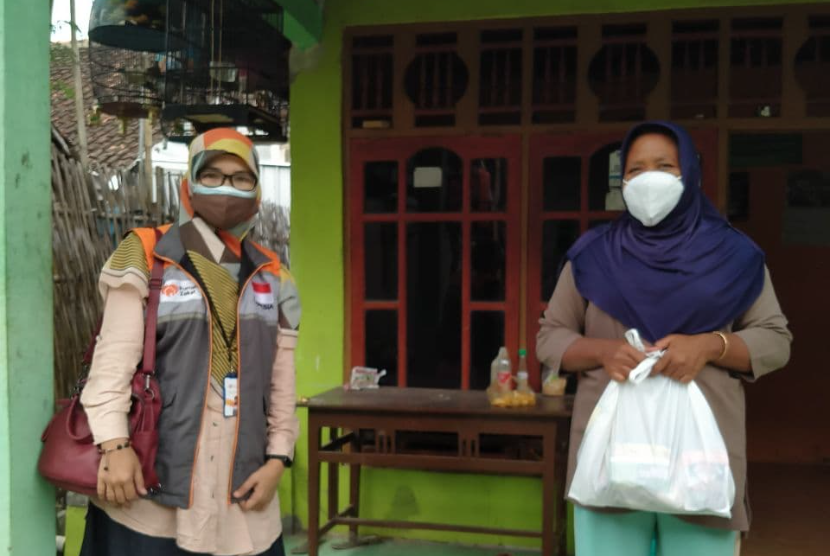 Rumah Zakat salurkan bantuan warga terdampak pandemi.