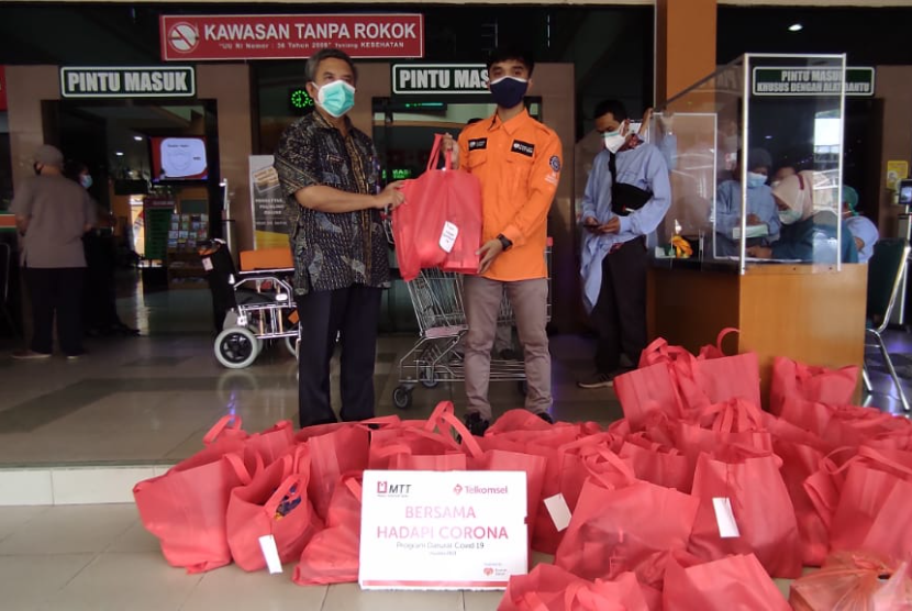 Rumah Zakat Malang menyalurkan paket Suplemen dan multivitamin untuk tenaga medis atau tenaga kesehatan (nakes) di kota Malang dari donatur Majelis Ta