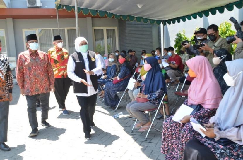 Gubernur Jawa Timur, Khofifah Indar Parawansa,  saat meninjau  Vaksinasi di Aula Ponpes Sabilurrosyidin Annur, Gayungan, Surabaya, Sabtu (21/8).