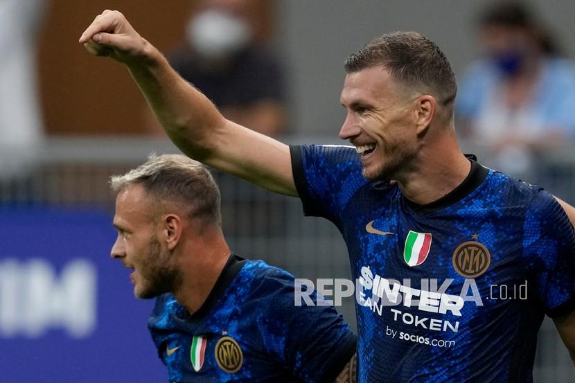 Pemain Inter Milan Edin Dzeko merayakan setelah mencetak gol keempat timnya pada pertandingan sepak bola Serie A antara Inter Milan dan Genoa, di stadion San Siro di Milan, Italia, Ahad (22/8) dini hari WIB