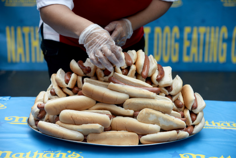 Hotdog. Terbuat dari daging olahan, hotdog disebut memiliki dampak buruk bagi kesehatan dan lingkungan.