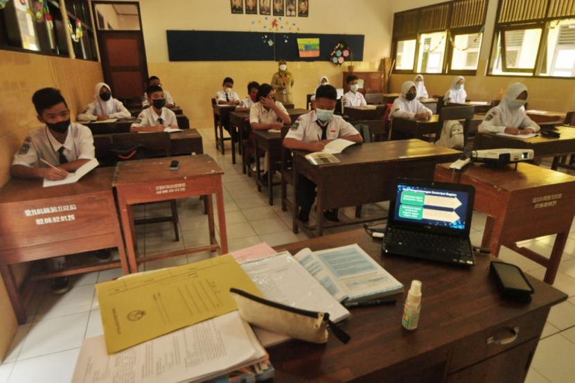 Para siswa kelas VII SMP di Kabupaten Semarang mengikuti pembelajaran tatap muka (PTM) di sekolah. Sebanyak 52 SMP negeri, 49 SMP swasta, 455 SD negeri, dan 28 SD swasta yang ada di Kabupaten Semarang menggelar PTM serentak terbatas dan menerapkan protokol kesehatan ketat.