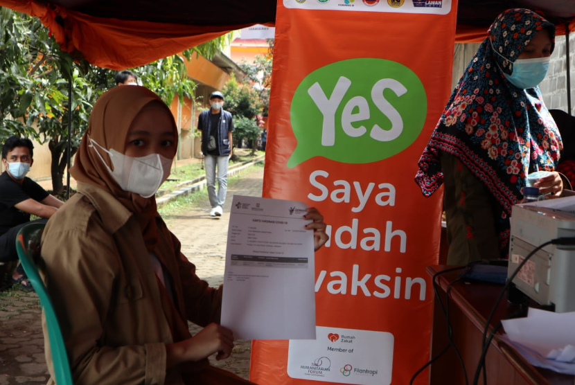 Rumah Zakat turut mensupport giat vaksinasi kolaborasi Posgab Jabar, BPBD Jabar dan Kesehatan Daerah Militer (Kesdam) serta Dinkes Provinsi Jawa Barat, yang di selenggarakan di lingkungan Kantor BPBD Provinsi Jawa Barat, Sabtu (21/8).