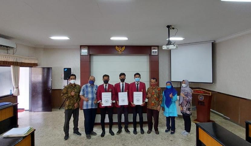 Tiga mahasiswa  Program Studi (Prodi) Manajemen Universitas Muhammadiyah Malang (UMM) lulus kuliah tanpa skripsi.