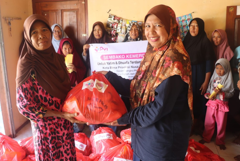 Panti Yatim Indonesia (PYI) dan Forum Zakat (FOZ), bersinergi salurkan bantuan sosial alias bansos kepada anak yatim dan dhuafa terdampak Covid-19 yang berada di Kota Bima, Provisi Nusa Tengara Barat pada Ahad (29/8).