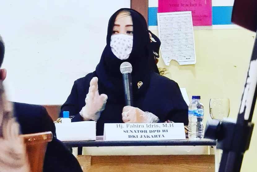 Anggota DPD RI Fahira Idris mengungkapkan, walau PTM sudah diizinkan di daerah namun yang harus terus diingatkan kepada siswa adalah memakai masker yang baik dan benar.