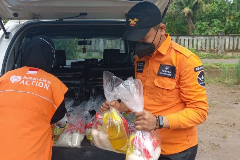 Rumah Zakat Action menyalurkan paket bantuan untuk warga terdampak banjir di Padang.