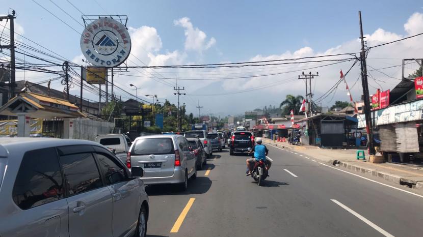 Situasi lalu lintas di kawasan Puncak, Kabupaten Bogor selama uji coba ganjil-genap. Pemberlakuan ganjil genap tak pengaruhi tingkat okupansi hotel di Puncak.