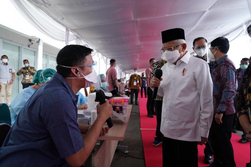 Wakil Presiden (Wapres) Ma’ruf Amin saat melakukan peninjauan pelaksanaan vaksinasi di Rumah sakit Khusus Gigi dan Mulut Fakultas Kedokteran Gigi Universitas Indonesia, Jakarta, Selasa (7/9). 