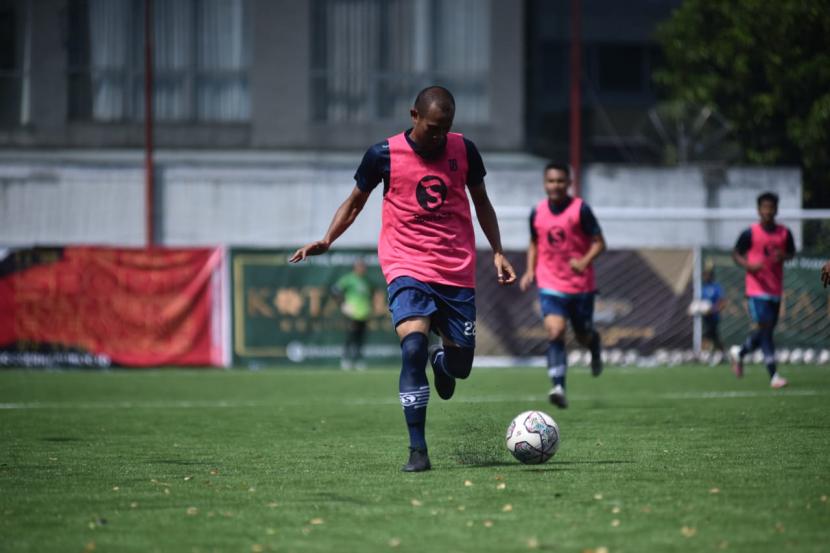 Latihan Persib di Soccer Republic Pasteur, Kota Bandung, Rabu (8/9). 