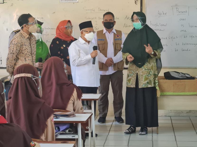Wakil Presiden Ma’ruf Amin saat meninjau pelaksanaan pembelajaran tatap muka (PTM) terbatas di SMP Negeri 1 Citereup Bogor, Kamis (9/9).